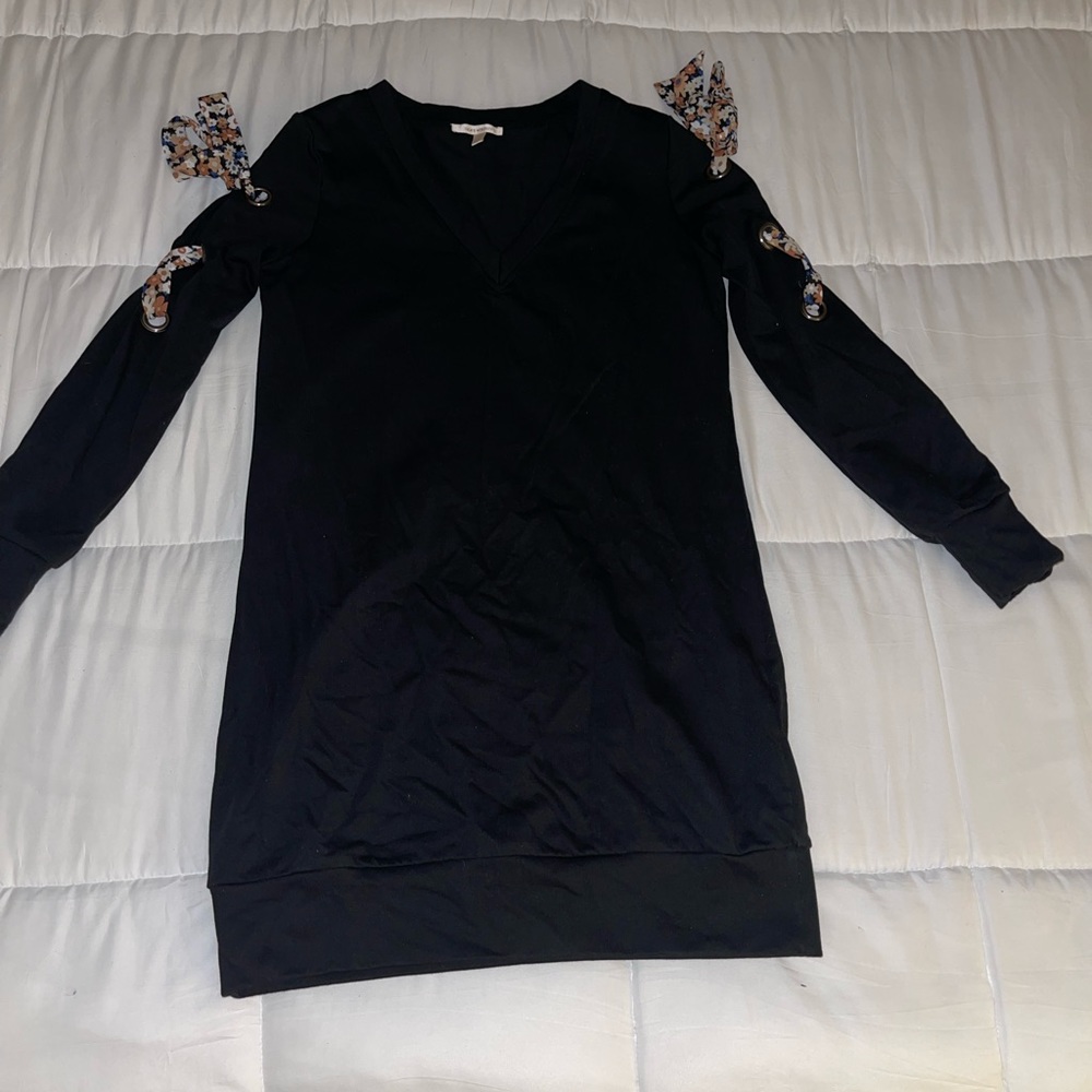 Short dress with sleeve accents
